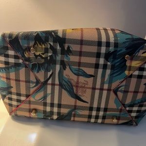 Sliglhtly  used bag still look like new